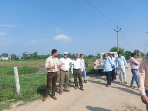 एसडीएम पूरण सिंह राणा व प्रशासनिक टीम हैलीपेड की भूमि का चिंहीकरण करते हुए