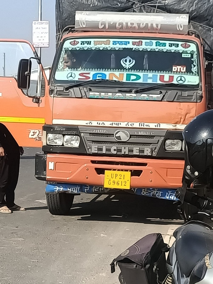 नम्बर प्लेट UKO6CA-1834 3.नंबर प्लेट UP21G-9612 फर्जी नम्बर प्लेट